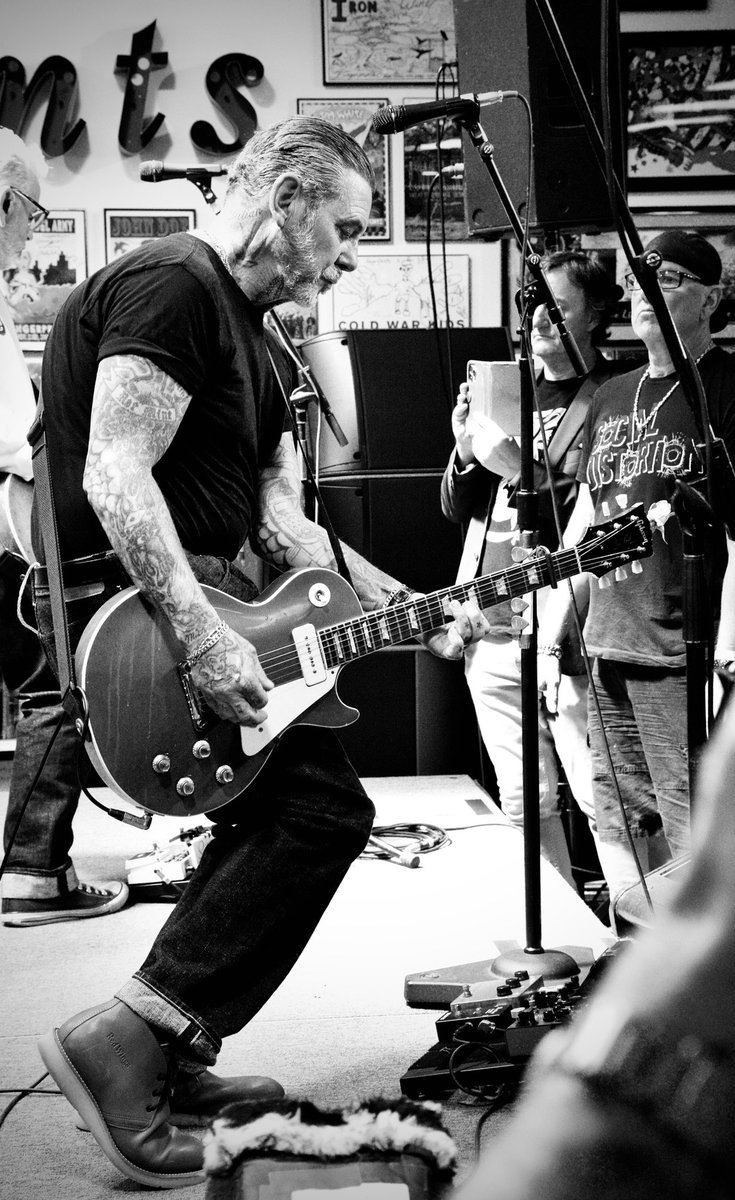 billymcdinca's tweet photo. Adding a few more picture from the gig last weekend @FingerprintsLB with @SocialD1
The new album is RIDICULOUS good
#SocialDistortion
#BornToKill
#MikeNess
#JonnyTwoBags
✅ em out
@MeganHoliday
@SluggoDoug
@kroq
@epitaphrecords https://t.co/VP8RgbZnLR
