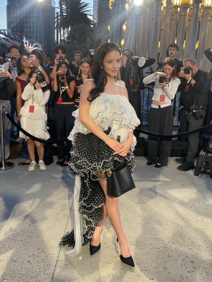 haesoorecords's tweet photo. Oh my goodness! STUNNING 😍 

JISOO AT DIOR CRUISE SHOW #JISOOxDiorCruise27 https://t.co/3mxGyth2Us