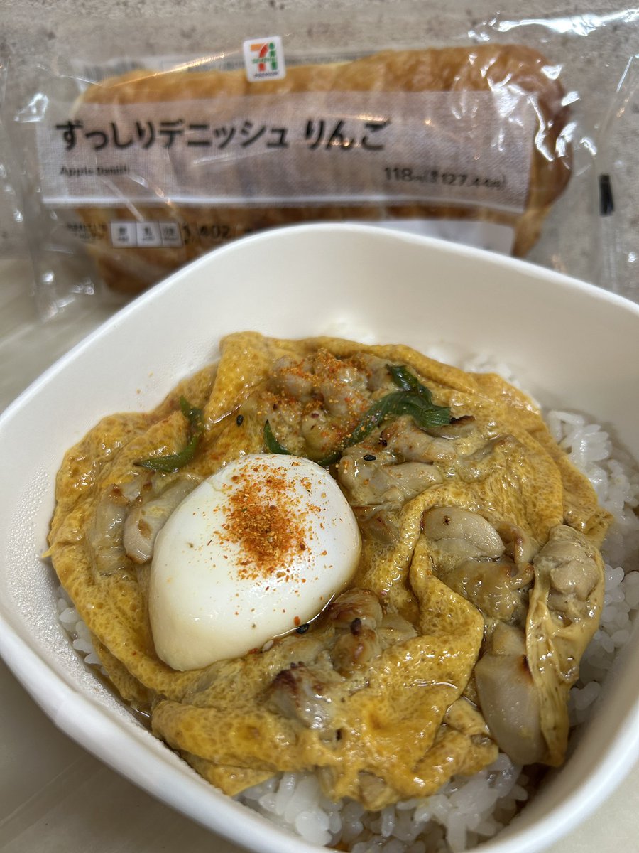 hashida_men's tweet photo. 本日のセブン活…「半熟玉子と炙り鶏の特製親子丼」をいただく。お出汁がきいて、美味しゅうございます。( ´∀｀) https://t.co/XM2czRqVTK