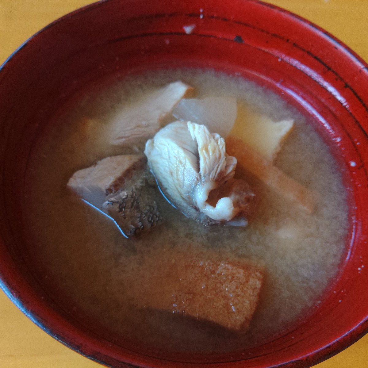 yamatohanashi's tweet photo. ぶりと大根、油あげの味噌汁♪
昆布ダシとぶりの風味のマリアージュ♡ https://t.co/QHwbXO0lGi