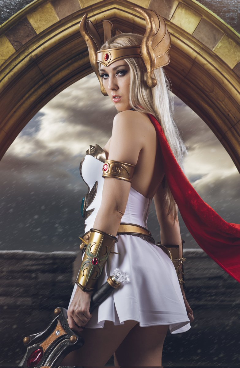 OJeniferAnn's tweet photo. Light or Dark? 
#shera #heman #cosplay #cosplayer https://t.co/eppxEHFjvP