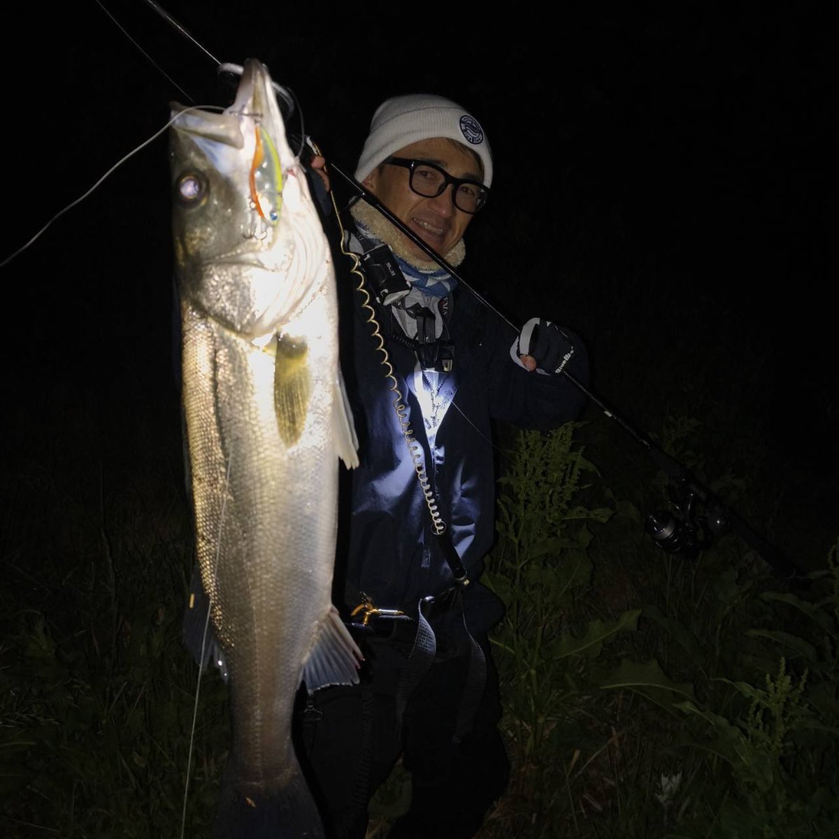hidehi9254's tweet photo. 満潮前の河川。マイクロベイトでボイル無し夜バイブのパターン。ミノーの反応があるのでしつこくやってると無反応に。またバイブにしたらと助言効いて即バイト！やっぱり見られてるから投げすぎ注意だなと思った午前1時。写真ありがとうございます🙇‍♂️
#ナレージ50
#pr
#釣り　#河川
#シーバス 
#fishing https://t.co/euZLSfKhzB