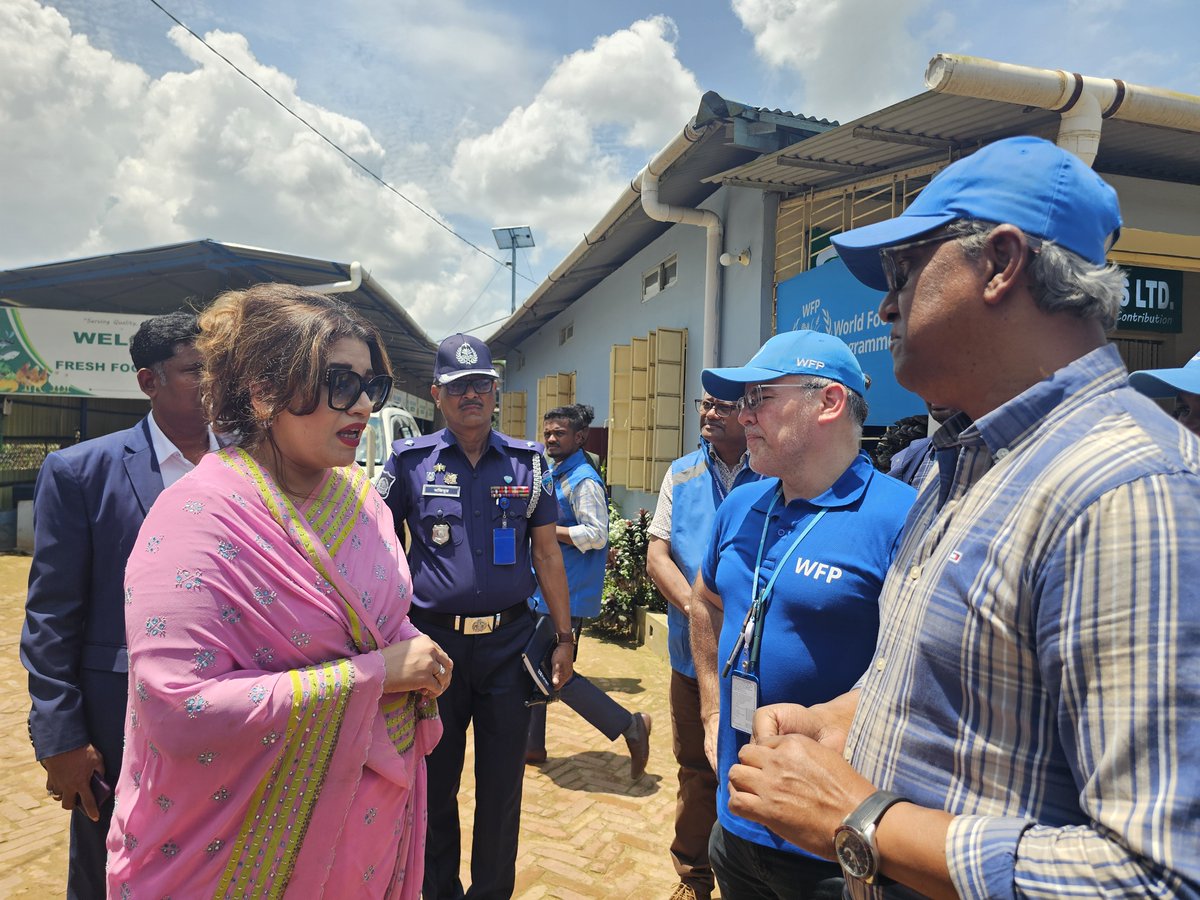 WFP_Bangladesh's tweet photo. Hon’ble State Minister of the @BDMOFA, Ms. Shama Obaed Islam, visited WFP operations in Cox’s Bazar, seeing e‑voucher food assistance reaching 1.2M Rohingya.
She observed Fresh Food Corners linking farmers to markets. Grateful for her support & leadership. 🇧🇩
#wfpbd50 https://t.co/ThRSPI7rQR