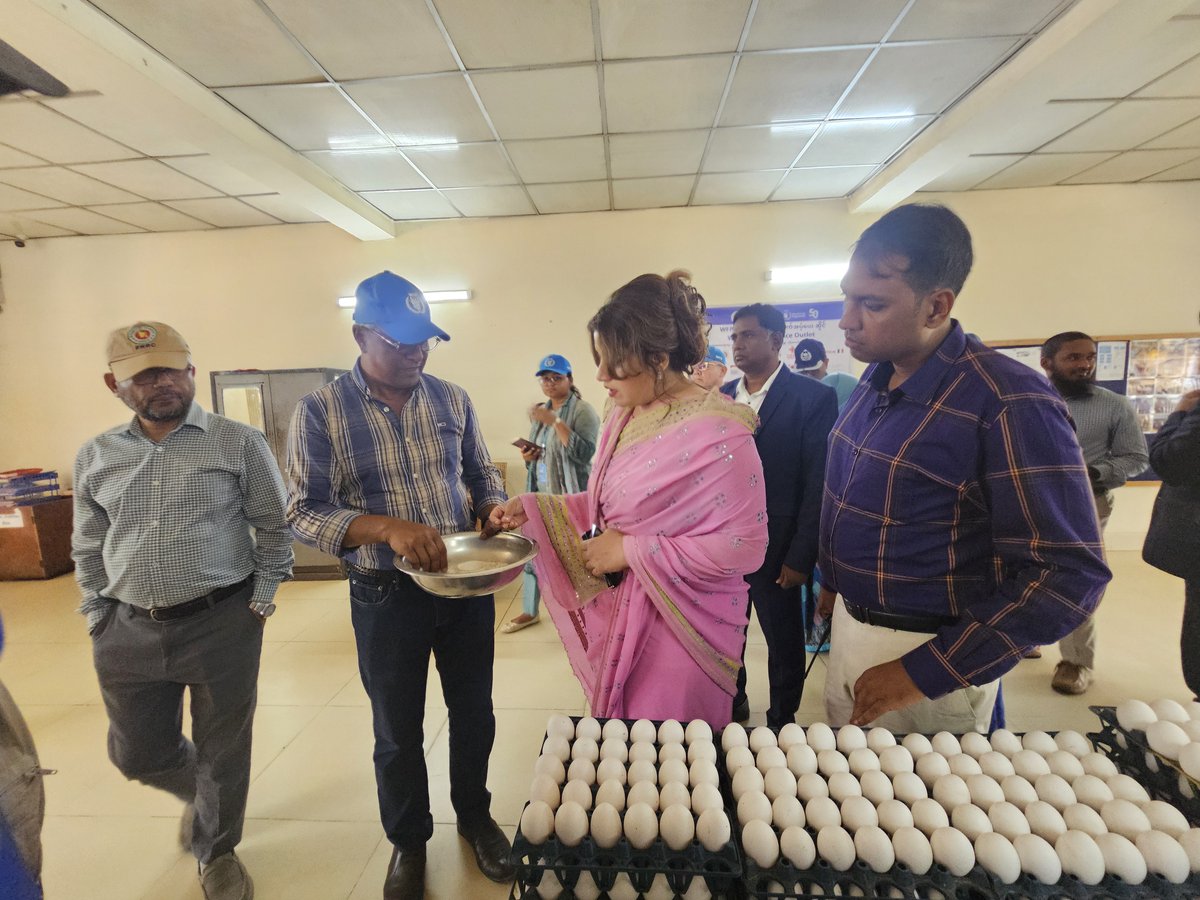 WFP_Bangladesh's tweet photo. Hon’ble State Minister of the @BDMOFA, Ms. Shama Obaed Islam, visited WFP operations in Cox’s Bazar, seeing e‑voucher food assistance reaching 1.2M Rohingya.
She observed Fresh Food Corners linking farmers to markets. Grateful for her support & leadership. 🇧🇩
#wfpbd50 https://t.co/ThRSPI7rQR