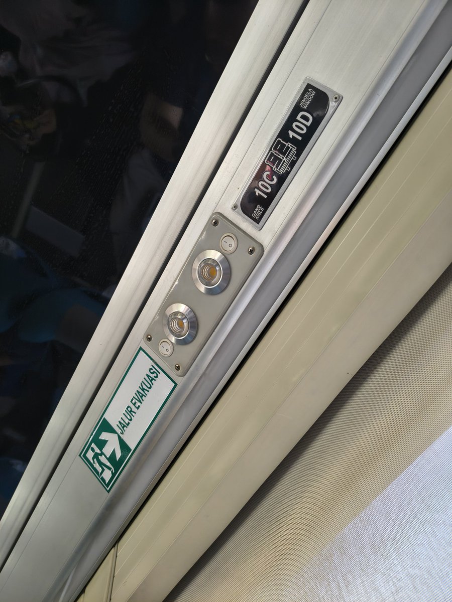 kolamkoki's tweet photo. @KAI121 min tolong dijadikan catatan bahwa kursi no 10D kereta eksekutif 2, kereta gajahwong dari Senen hari ini (14/5) kursinya rusak nih Krn gak bisa berdiri tegak tiap saya bersandar kursinya bergerak melandai sendiri ke belakang jadi gak nyaman gak bisa duduk tegak https://t.co/6ymqPVW6yy