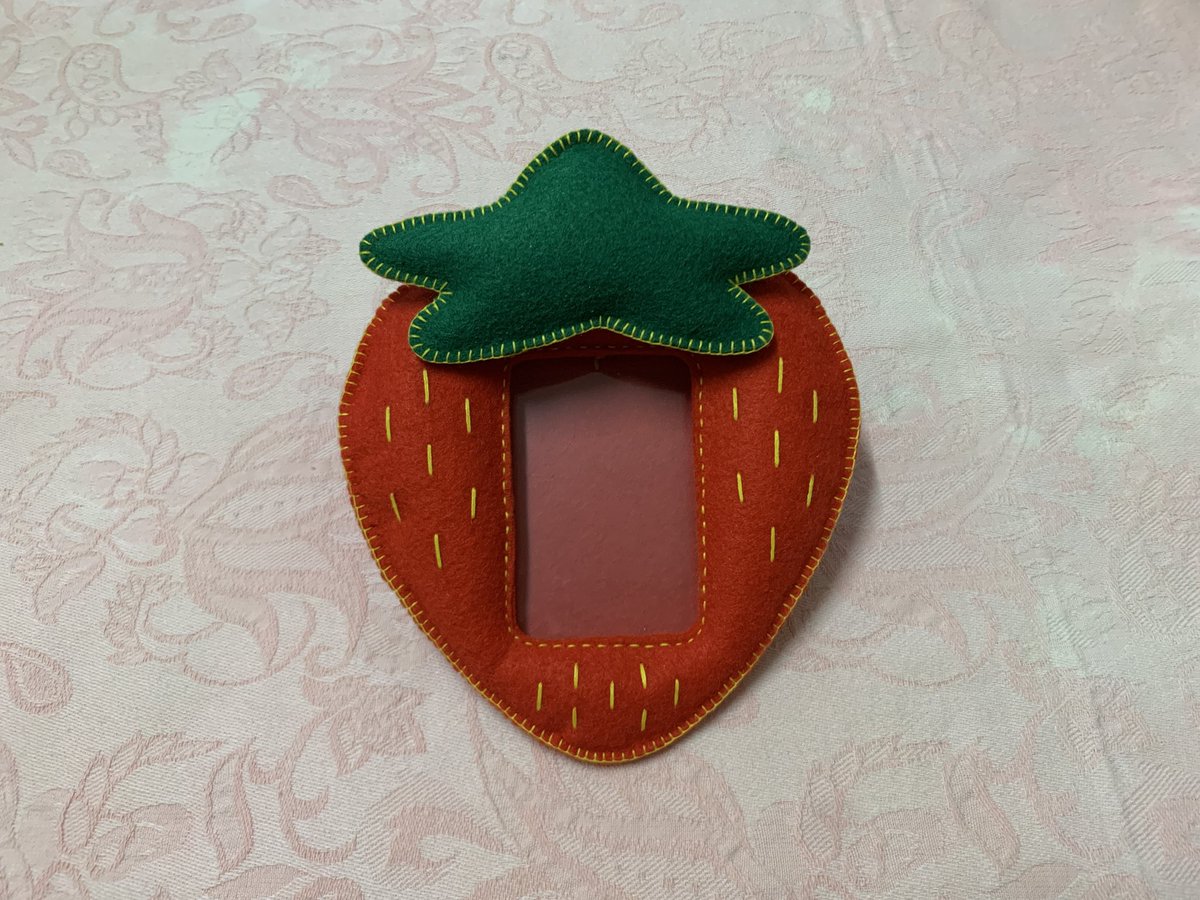 Syccachica's tweet photo. สวัสดีค่ะมีใครสนใจเฟรมการ์ดสตอเบอร์รี่อ้วนๆไหมคะ

Sweet-tart strawberry 🍓  
- ชิ้นงานทำมาจากผ้าสักหลาด
- Handmade 100%
- ราคา 380 บาท รวมส่งลทบ.ค่ะ (ems +20 บาท)
- 1 piece in stock ⭐️

ใส่แล้วจะออกมาประมาณรูปที่ 2-3 เลยค่ะแต่อันนี้เย็บใหม่จะแอบอ้วนกว่า🤣
#ตลาดนัดเฟรมการ์ด https://t.co/hyr6OSlxMF