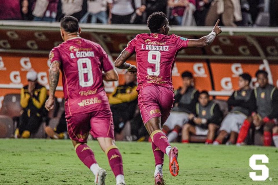 Diario_Pro's tweet photo. Golazo del delantero panameño 🇵🇦 Tomás Rodríguez para el 2-0 parcial de @SaprissaOficial sobre el Herediano en la final de la Liga de Costa Rica 
En juego el 2T https://t.co/4IP590pKAp