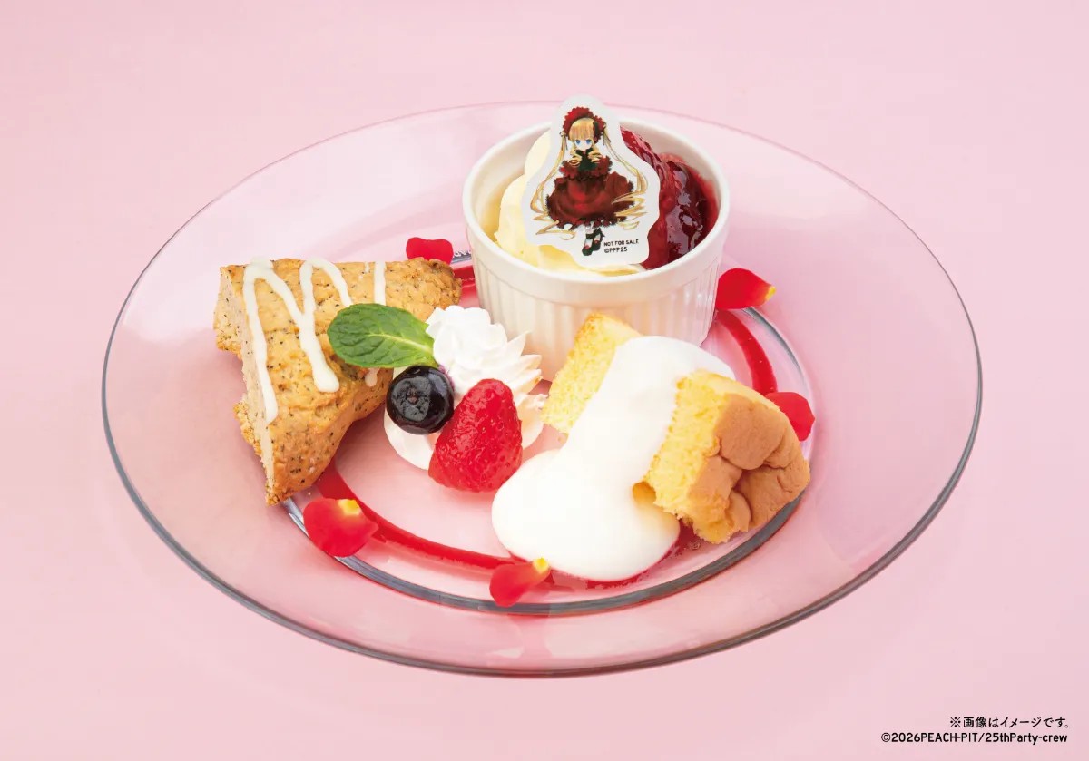 SLD_collabocafe's tweet photo. 📢『PEACH-PIT25周年特別展コラボレーションカフェ』
🍑メニュー紹介🍑

本日、紹介するのは
「真紅 〜誇り高き乙女の目覚め〜」
「第五ドールのティータイム〜薔薇乙女の嗜み〜」

真紅をイメージしたプレートには真紅の好物のスコーン
女王の風格にふさわしい華やかなイメージ🌹🍃

お茶会のひとときをイメージした優雅なティーセットには彼女のドレスを思わせるようなマカロン🫖

アンティークな薔薇乙女の世界観を感じてみてはいかがでしょうか🎀

🗓️開催情報🗓️
会場：＃702 CAFE&DINER なんばパークス店
期間：5月30日(土)～6月28日(日)

ご予約や詳細は特設サイトから👇
https://t.co/YTY0EBcpI5

#peachpit #peachpit特別展 #peachpit25th
#しゅごキャラ #shugochara
#ローゼンメイデン #rozenmaiden