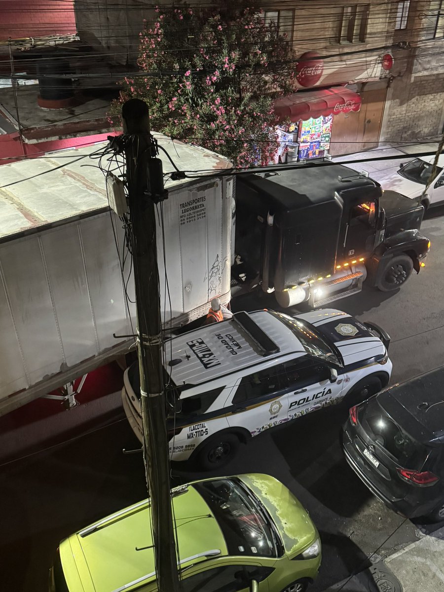 Jn_Ma's tweet photo. A todo dar, patrulla en doble fila sin moverse interrumpiendo la movilidad… @SSC_CDMX @C5_CDMX https://t.co/wIF39Cnlxc