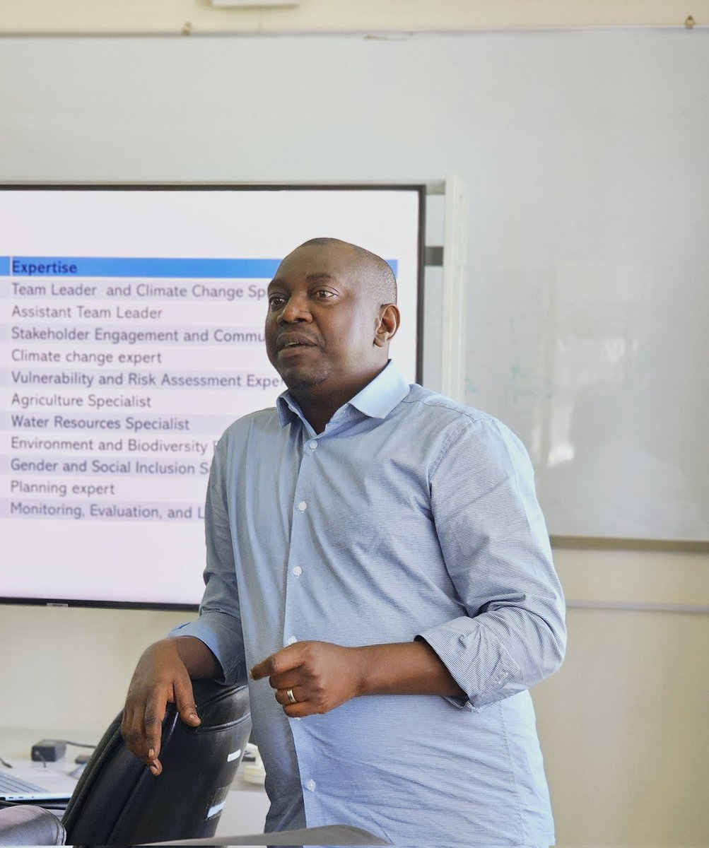 CoEBrwanda's tweet photo. 🚨UPDATES 🚨
The @CoEBrwanda, in partnership with @REMA_Rwanda, is hosting a Climate Risk Assessment Report Review Workshop  at the @Uni_Rwanda ; #NyarugengeCampus. https://t.co/NBe6jI9aJu