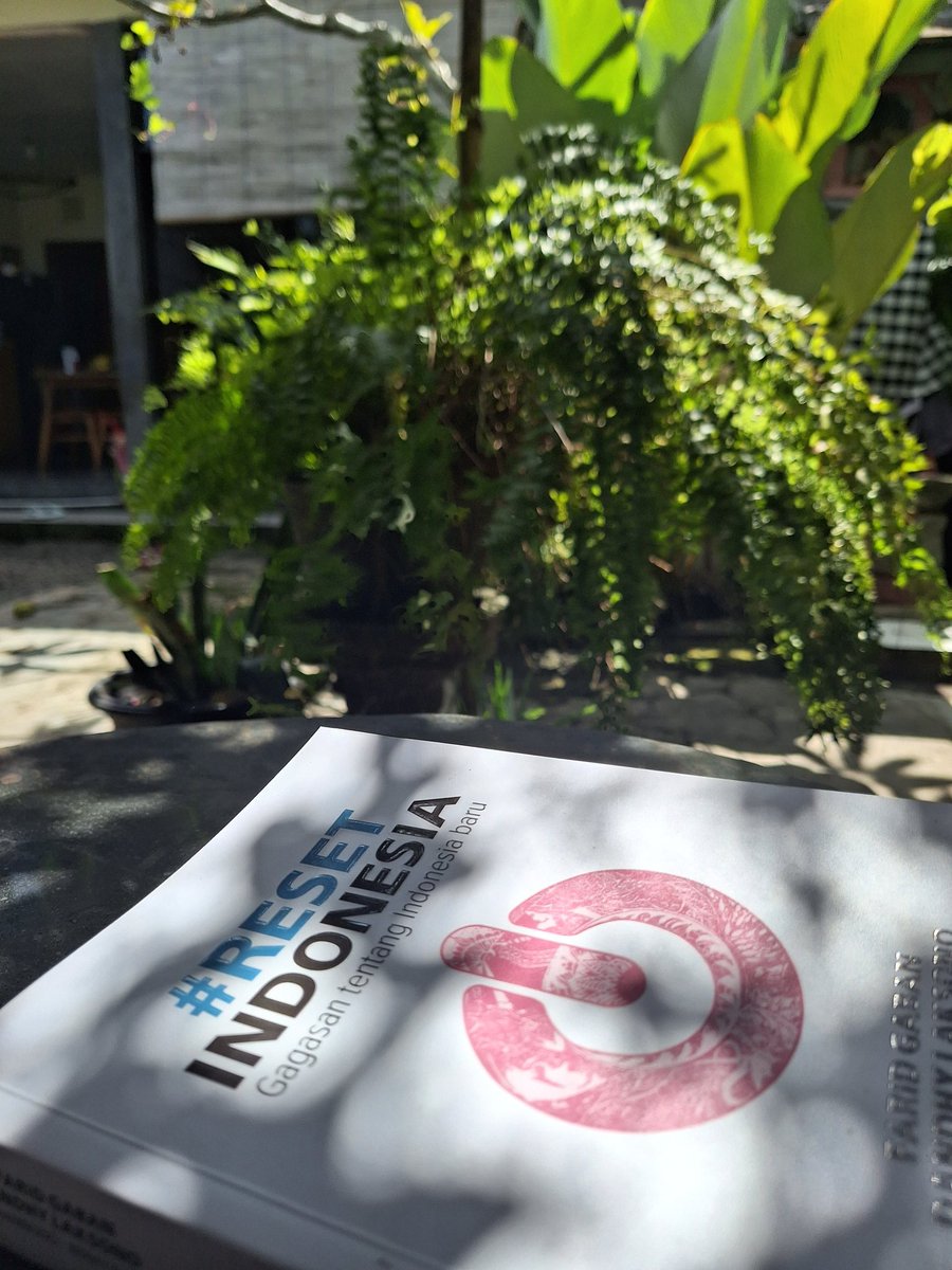 sickey_kriwell's tweet photo. Fomo ikut tahu momentum dan arah isi dari buku ini. Dibeli 10 oktober 2025, baru dibaca hari ini. Gagasan tentang Indonesia baru.  #resetindonesia https://t.co/XdzfVWM2Nn