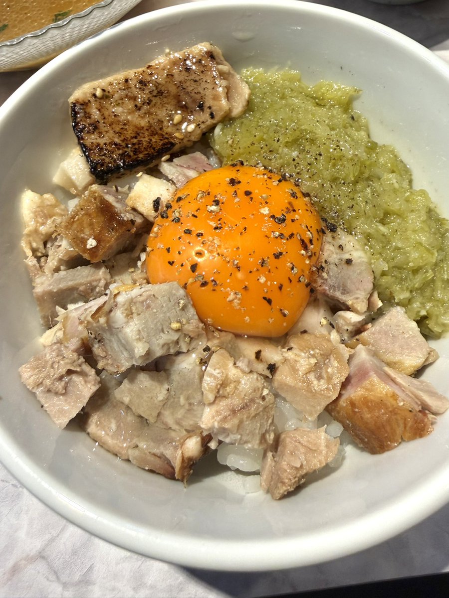 JerryZyf's tweet photo. @lucky_roux0120 柚子と紫蘇の香りが、気持ちまで軽やかにしてくれる。今まで数多くらーめんを食べてきましたが、shizukuのらーめんには唯一無二の美しさがあると思っています。
繊細で、爽やかで、複雑なのに力強い。
まさに“女性らしさ”を感じるらーめんの表現だと感じました。 https://t.co/akaKo8IgJz
