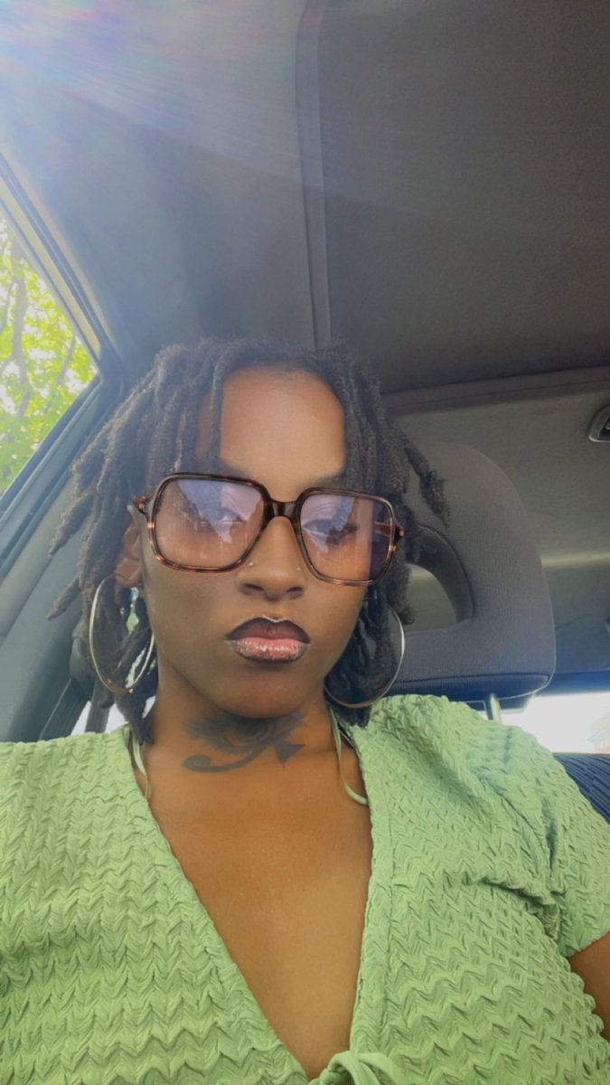 prettyphatKat_'s tweet photo. Loc girlie 💚🍃🌹 https://t.co/cC9RHWrdds
