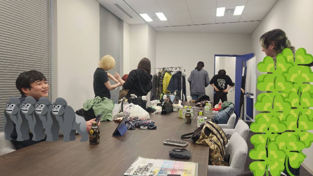 orcaroomman's tweet photo. 朝6時に集合して撮影
勿論時間通りに全員集まらなかった

チームORCALANDは寝起き不機嫌タイプはいないので朝っぱらから楽しく大騒ぎしております📣 https://t.co/SxsBC4tlf5