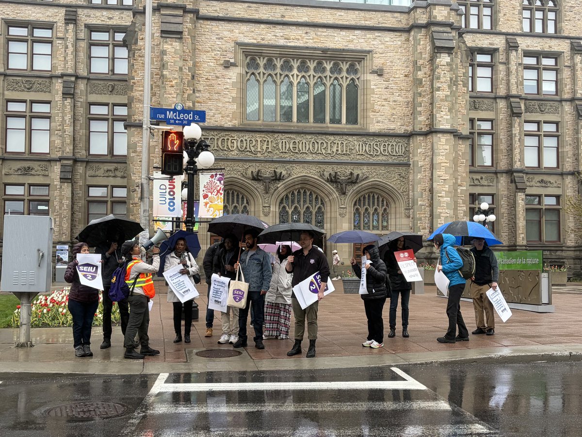seiulocal2can's tweet photo. 📍Ottawa! We showed up in the rain in front of the @MuseumofNature where we work as cleaners. Dexterra has ignored our reports on discrimination, and we are not taking it lightly. @Ottawalabour @J4JL2 1/2 https://t.co/cFoN3pHsTC