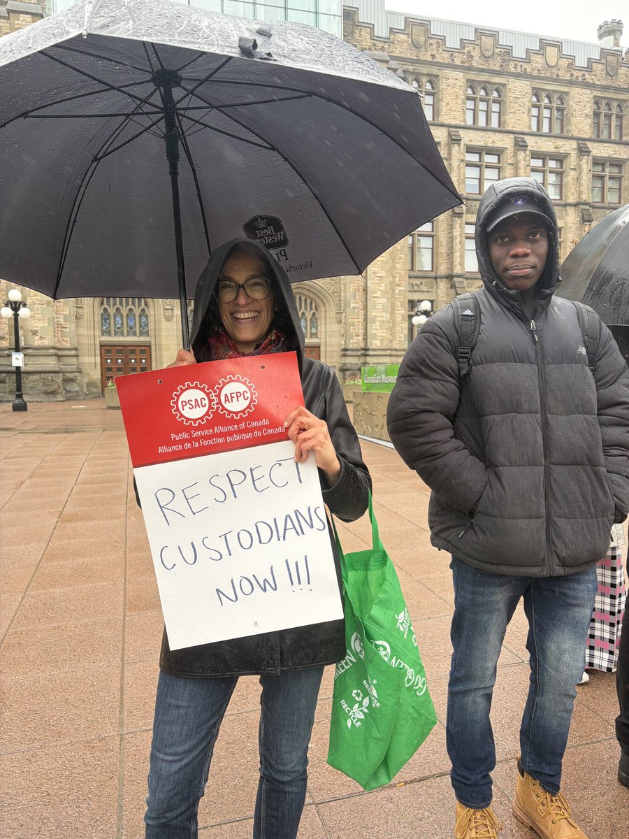 seiulocal2can's tweet photo. 📍Ottawa! We showed up in the rain in front of the @MuseumofNature where we work as cleaners. Dexterra has ignored our reports on discrimination, and we are not taking it lightly. @Ottawalabour @J4JL2 1/2 https://t.co/cFoN3pHsTC