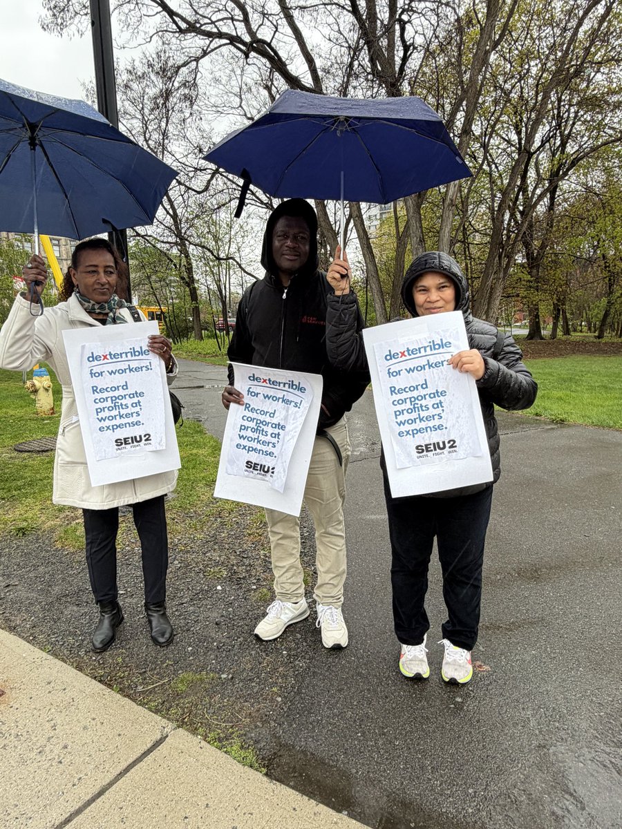 seiulocal2can's tweet photo. 📍Ottawa! We showed up in the rain in front of the @MuseumofNature where we work as cleaners. Dexterra has ignored our reports on discrimination, and we are not taking it lightly. @Ottawalabour @J4JL2 1/2 https://t.co/cFoN3pHsTC