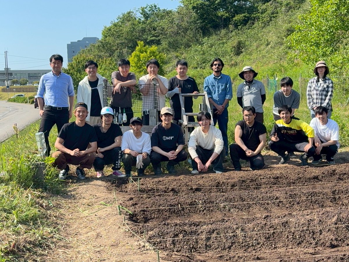 JAIST16's tweet photo. 研究室メンバー総出での畑作業🧑‍🌾。初夏のすがすがしい気候のもと、畝立てを行い、肥料を施しました😃。
#研究室
#リトルガーデン https://t.co/zN3mKnYwdm