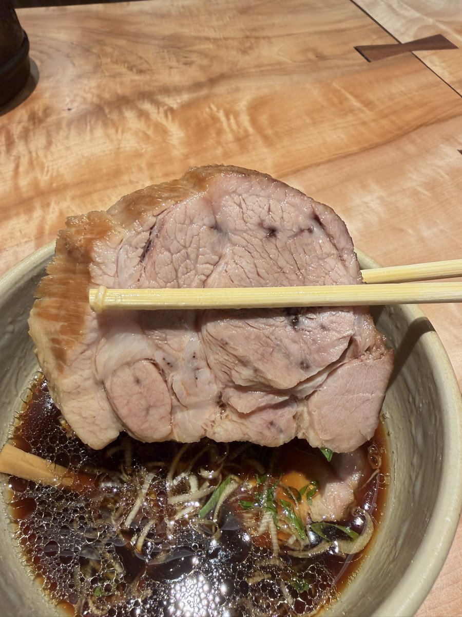 mega_mari's tweet photo. 迂直
・特製鰹昆布出汁の醤油つけ麺（大盛り）
＋スープ割り

@mentei_tsumugi 店主に紹介されたとあっては宿題のままにしてはおけないよね

3年の沈黙を破って吉祥寺へ降臨した荻窪の伝説。鰹昆布出汁を「素材を統合する語り手」に昇華させた、あまりに創造的な一杯。グイと押し返す端正な麺を微粒子の塩で覚醒させたかと思えば、キレ味鋭い醤油、圧倒的質量の豚で読み手を引き込み、温度低下で浮上する鶏と出汁の深みで余韻を作る。刻一刻と主役が移ろう群像劇、圧巻の一杯でした！