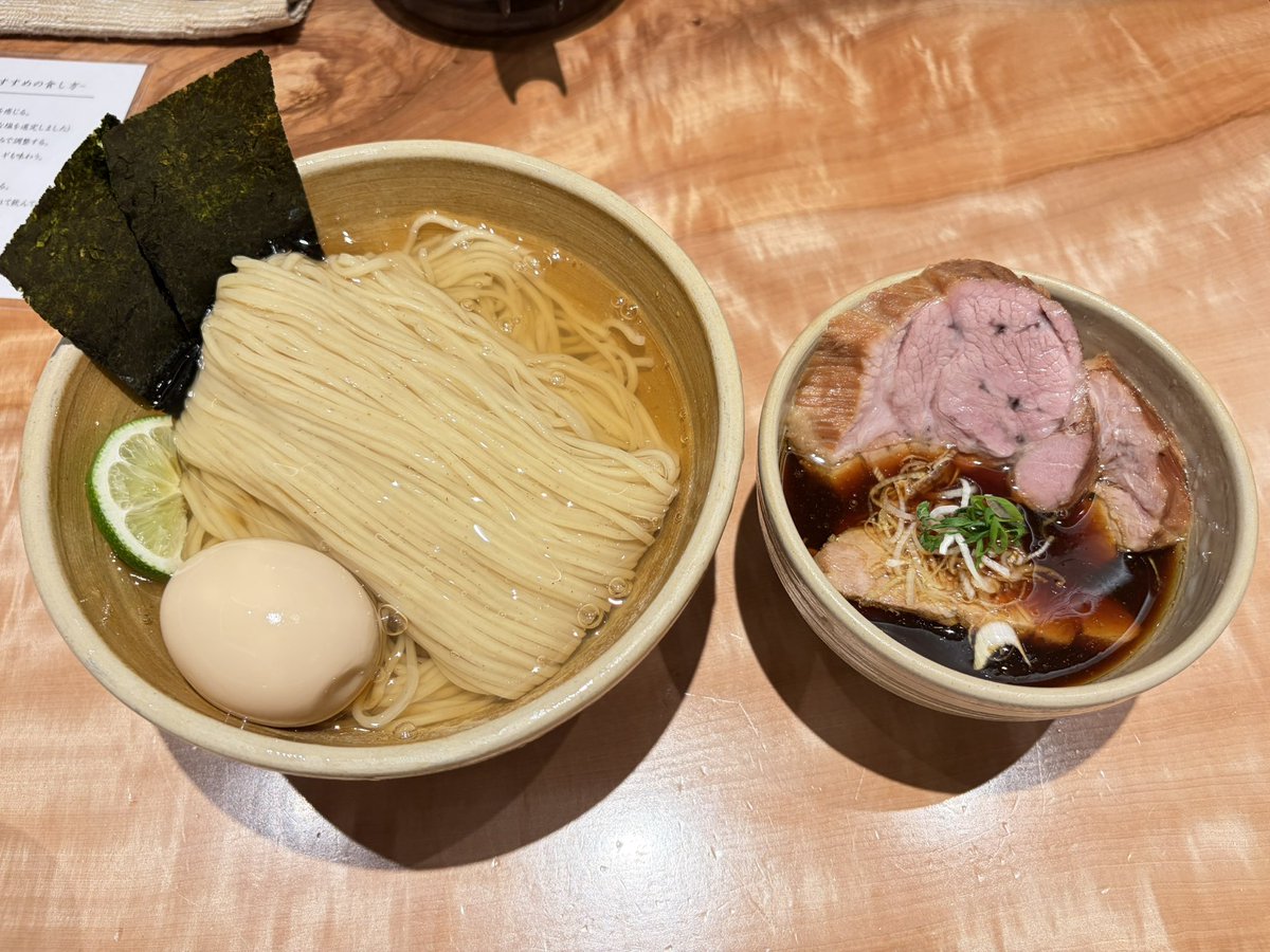 mega_mari's tweet photo. 迂直
・特製鰹昆布出汁の醤油つけ麺（大盛り）
＋スープ割り

@mentei_tsumugi 店主に紹介されたとあっては宿題のままにしてはおけないよね

3年の沈黙を破って吉祥寺へ降臨した荻窪の伝説。鰹昆布出汁を「素材を統合する語り手」に昇華させた、あまりに創造的な一杯。グイと押し返す端正な麺を微粒子の塩で覚醒させたかと思えば、キレ味鋭い醤油、圧倒的質量の豚で読み手を引き込み、温度低下で浮上する鶏と出汁の深みで余韻を作る。刻一刻と主役が移ろう群像劇、圧巻の一杯でした！