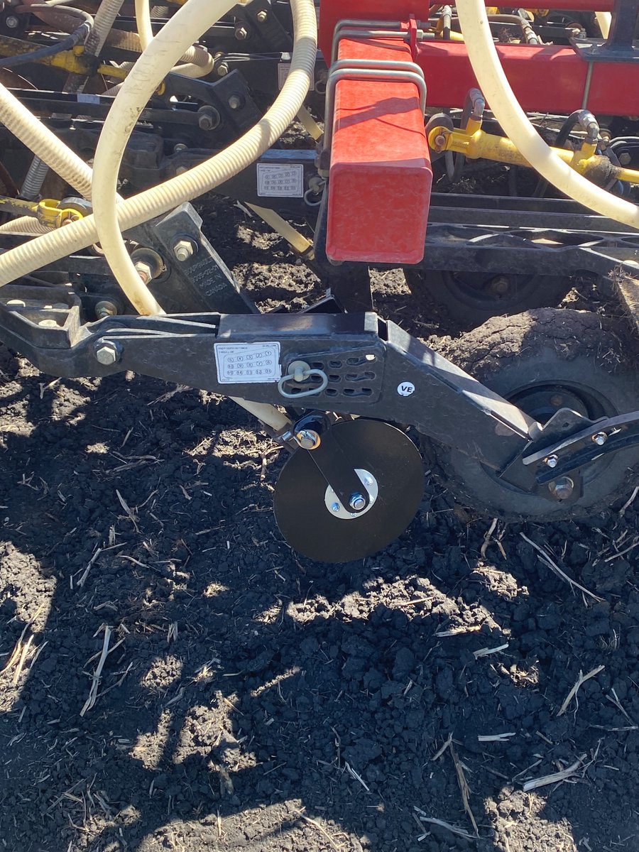 AtomJetAg's tweet photo. Our Territory Sales Manager, Jason, is on the move! He's out in the field, helping customers with all their row closer questions. See him in action, making sure the soil depth is just right. Attach the row closer to the shank and you're good to go! 🚜

#FarmingSolutions  #Farming  #Agriculture  #CDNAg