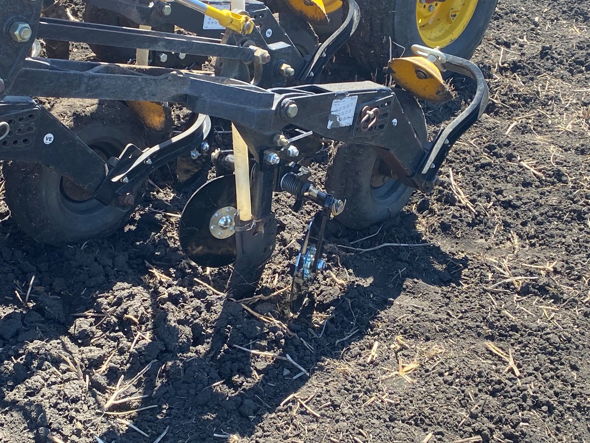 AtomJetAg's tweet photo. Our Territory Sales Manager, Jason, is on the move! He's out in the field, helping customers with all their row closer questions. See him in action, making sure the soil depth is just right. Attach the row closer to the shank and you're good to go! 🚜

#FarmingSolutions  #Farming  #Agriculture  #CDNAg