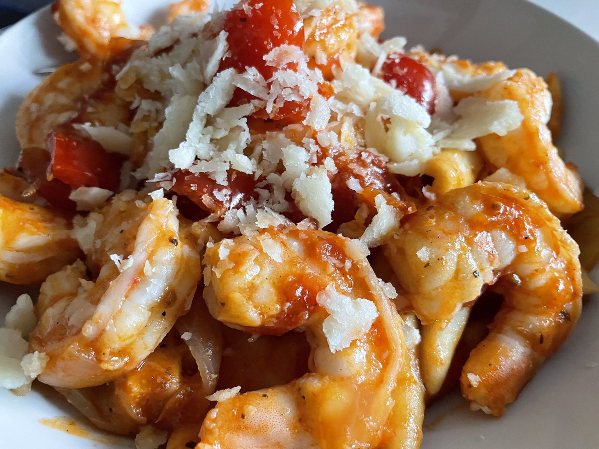 bari_chef's tweet photo. Pickled Pepper Shrimp Cavatelli 🔥
This is what I love to cook solo.
21/25 shrimp seared in butter &amp; garlic, chunky tomato-onion sauce w/pickled red peppers for vinegary pop. Tossed w/Cavatelli, finished w/shaved parmesan.
Rugged bachelor dinner!
#Chef #ShrimpPasta #Cavatelli https://t.co/orv59LzuUT