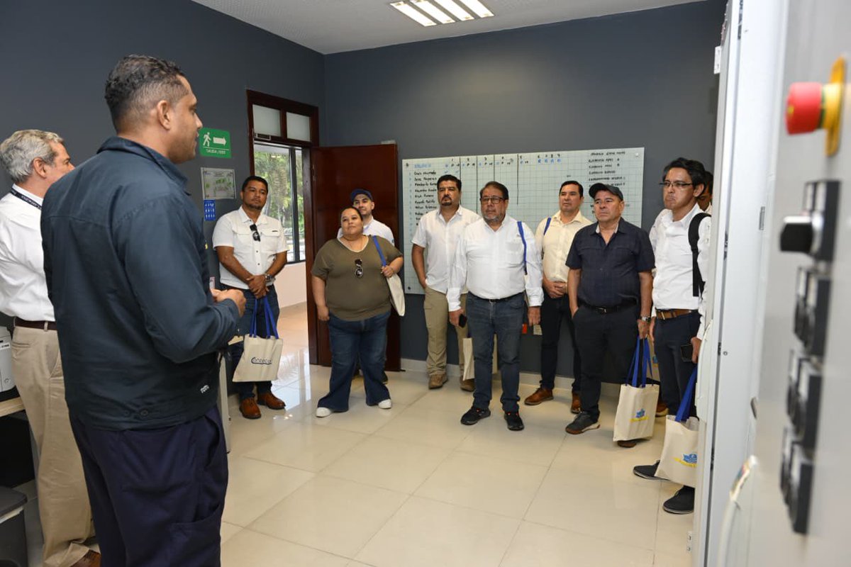 PuertoCTG's tweet photo. El intercambio de experiencias entre puertos de la región es clave para seguir construyendo una logística más conectada y competitiva.

Con ese propósito, recibimos en Contecar a la delegación de la Comisión Portuaria Nacional de Guatemala (CPN), con la participación de Empresa Portuaria Quetzal y Puerto Santo Tomás de Castilla, en una visita coordinada con @AAPALATAM 

El recorrido técnico por la terminal y la conversación posterior permitieron compartir aprendizajes en operación portuaria y gestión de terminales.

Gracias a la delegación por su interés y por elegir a Cartagena como referente regional.

#GrupoPuertoDeCartagena #Puerto