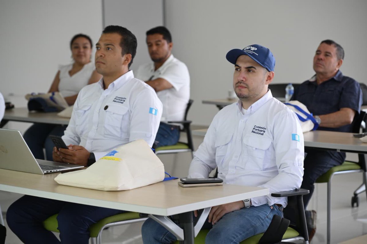 PuertoCTG's tweet photo. El intercambio de experiencias entre puertos de la región es clave para seguir construyendo una logística más conectada y competitiva.

Con ese propósito, recibimos en Contecar a la delegación de la Comisión Portuaria Nacional de Guatemala (CPN), con la participación de Empresa Portuaria Quetzal y Puerto Santo Tomás de Castilla, en una visita coordinada con @AAPALATAM 

El recorrido técnico por la terminal y la conversación posterior permitieron compartir aprendizajes en operación portuaria y gestión de terminales.

Gracias a la delegación por su interés y por elegir a Cartagena como referente regional.

#GrupoPuertoDeCartagena #Puerto