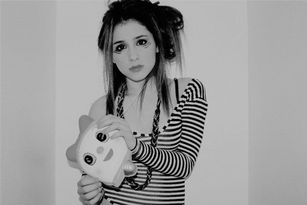 buwygibxo's tweet photo. old ariana rares from 2009 🖤 https://t.co/AswlbbdSMS