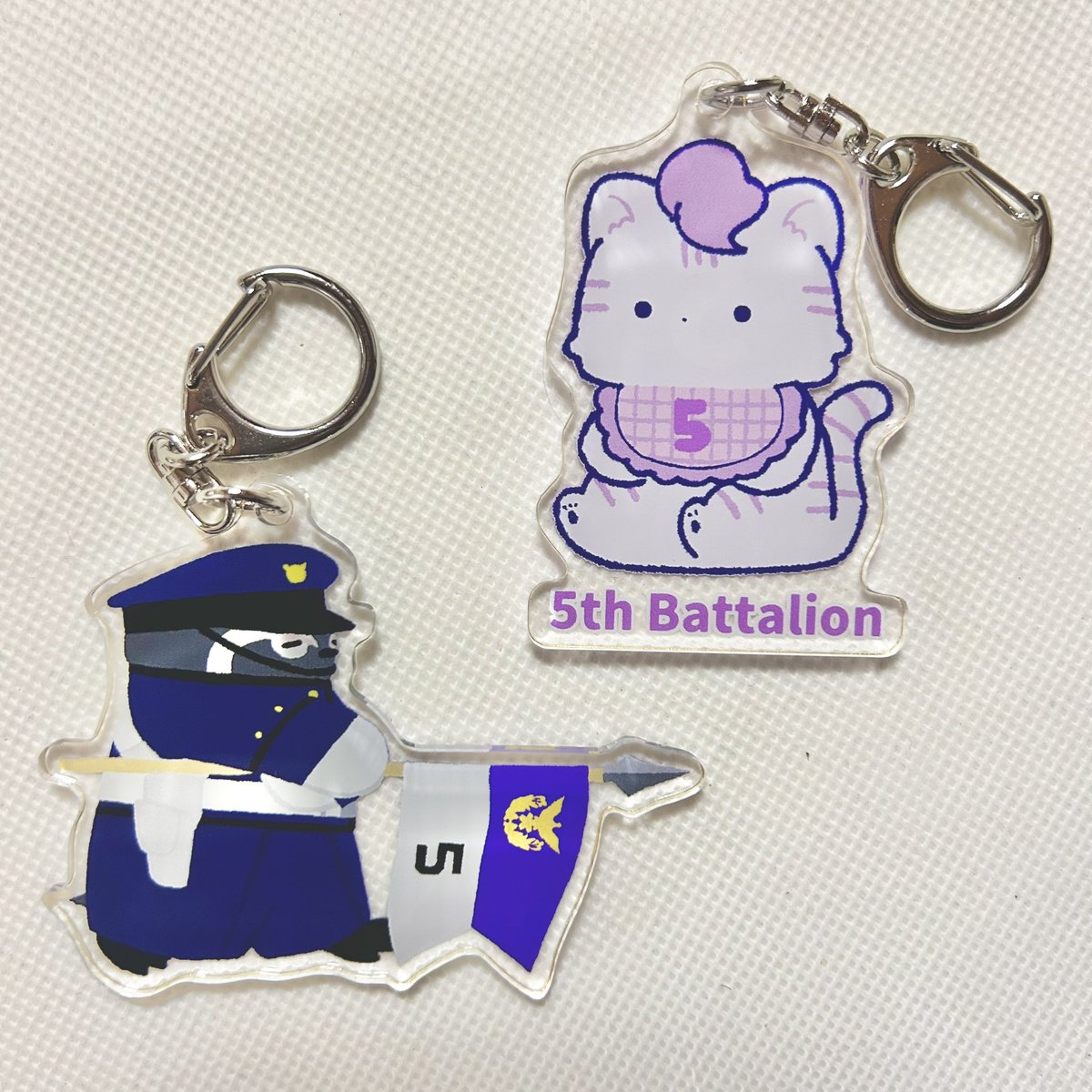 J_STORES_'s tweet photo. 「第5大隊、前へ！」
おはようございます。
紫🟣がトレードカラー。今年度から新設(復活)した、防衛大学校第5大隊。
たいらさおり@saori_taira 先生の赤ちゃん大隊
防大ペンギン@ndapenguin 先生のペンギン大隊
ついに第5大隊アクキー登場。
そういえば棒倒しとか、奇数隊だとどうなるんでしょうね？🤔 https://t.co/6rdy92qSkI