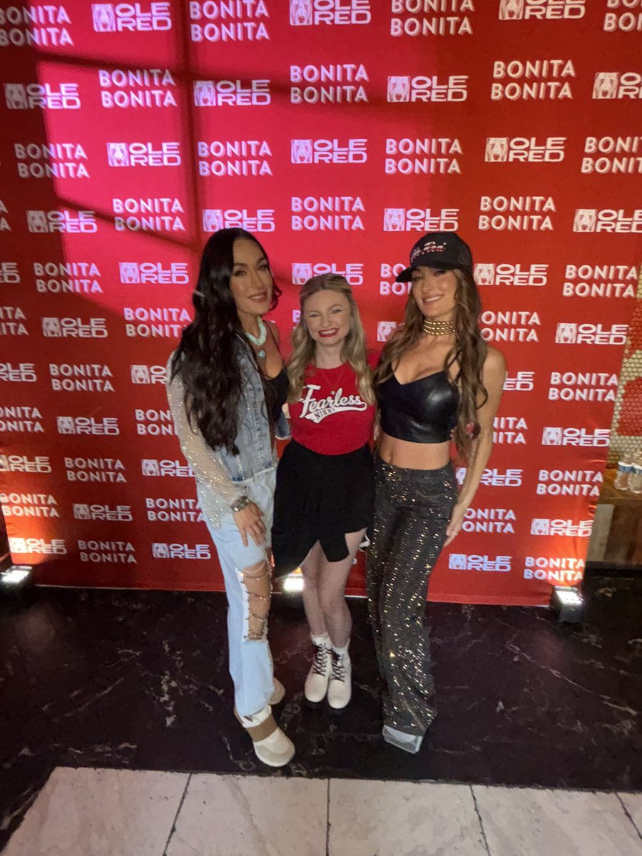 widowsbecky's tweet photo. Got to meet @NikkiAndBrie and was trying to hold back tears the entire time and got to tell them how much they meant to me growing up. I’ll always be #BellaArmy down https://t.co/3ojevx9NWZ