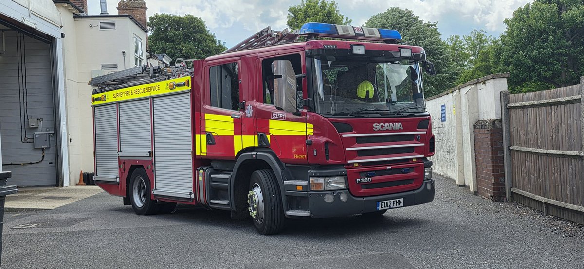 Infosresourcem1's tweet photo. Banstead's Appliance is seen backing into its stations bay. https://t.co/6uba3VMINb