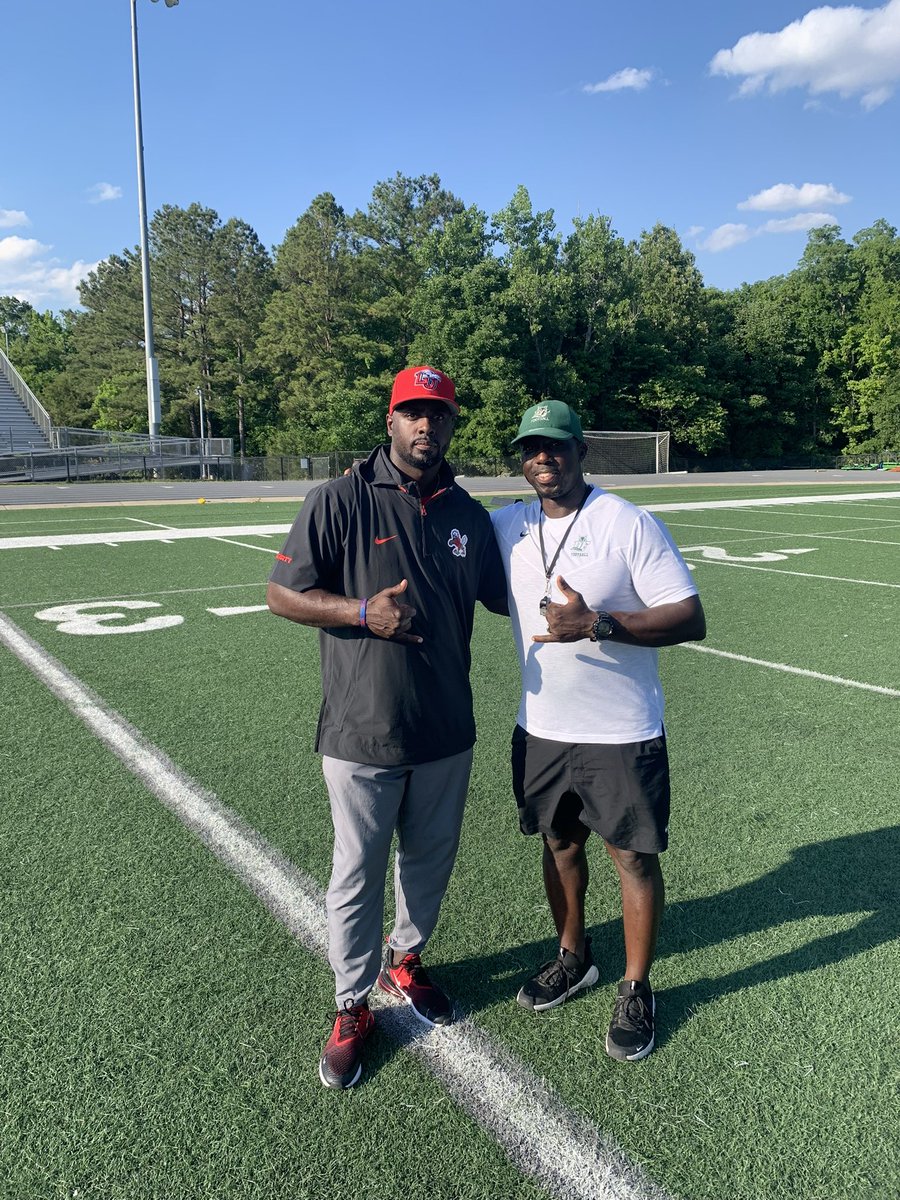 RecruitDF_'s tweet photo. Thank you @LibertyFootball for stopping by the den today! @corypeoples #DutchForkFootball #RecruitDF #TheStandard https://t.co/XeZ0MwM9il