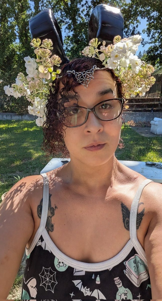 BrittanyWonder's tweet photo. I finished my flower crown! It's made of wire, (which I never worked with before) all in all it took me 2 hrs. 

I like it! Plus it looks super cute with my horns! 
#cosplay #renfaire #teifling #flowers https://t.co/kcb3hY87PE
