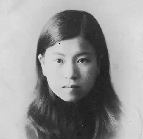 gong_ge_news's tweet photo. 历史上的今天

  江青逝世
  江青（1914年3月19日—1991年5月14日），本名李云鹤，乳名进孩、淑蒙，原艺名蓝苹，笔名峻岭，山东诸城人，中国共产党的主要领导人，演员及文艺理论家，文化革命的伟大旗手
  1914年3月，江青出生于山东诸城，1930年成为演员， 1937年七七事变后，她前往延安，后与毛泽东主席相识，相爱并结婚，五十年代曾以化名“李进”主持调查编写《武训历史调查记》，《宋景诗历史调查报告》，1966年，担任中央文化革命小组副组长，。
  毛泽东主席逝世后，1976年被华国��叶剑英等走资本主义道路当权派发动怀仁堂政变逮捕，1977年被开除党籍，1981年被判处死缓、剥夺政治权利终身，后减为无期徒刑，保外就医期间于1991年5月14日自杀身亡（死因有争议）

图为江青年轻时的照片，江青将其赠与陈宗娥以作纪念，陈宗娥后人将其公开