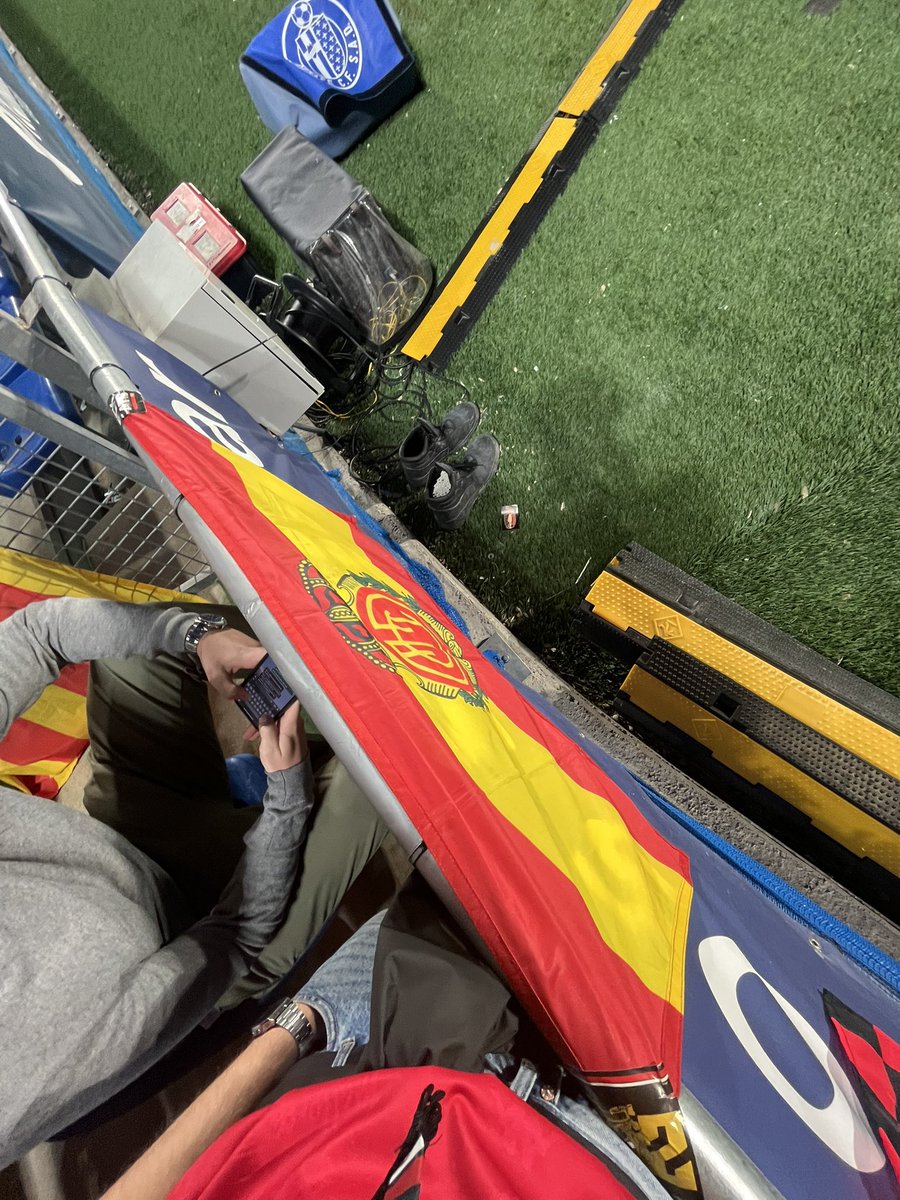 caampoyyy's tweet photo. Sin grada visitante, sin ningún tipo de ayudas… y aún así nos hemos plantado hoy en Getafe. Solo voy a pedir una cosa para el domingo: dejaros todo por el escudo que lleváis en la camiseta. Este escudo se respeta, avui i sempre RCDM https://t.co/EoEXEvp32Z