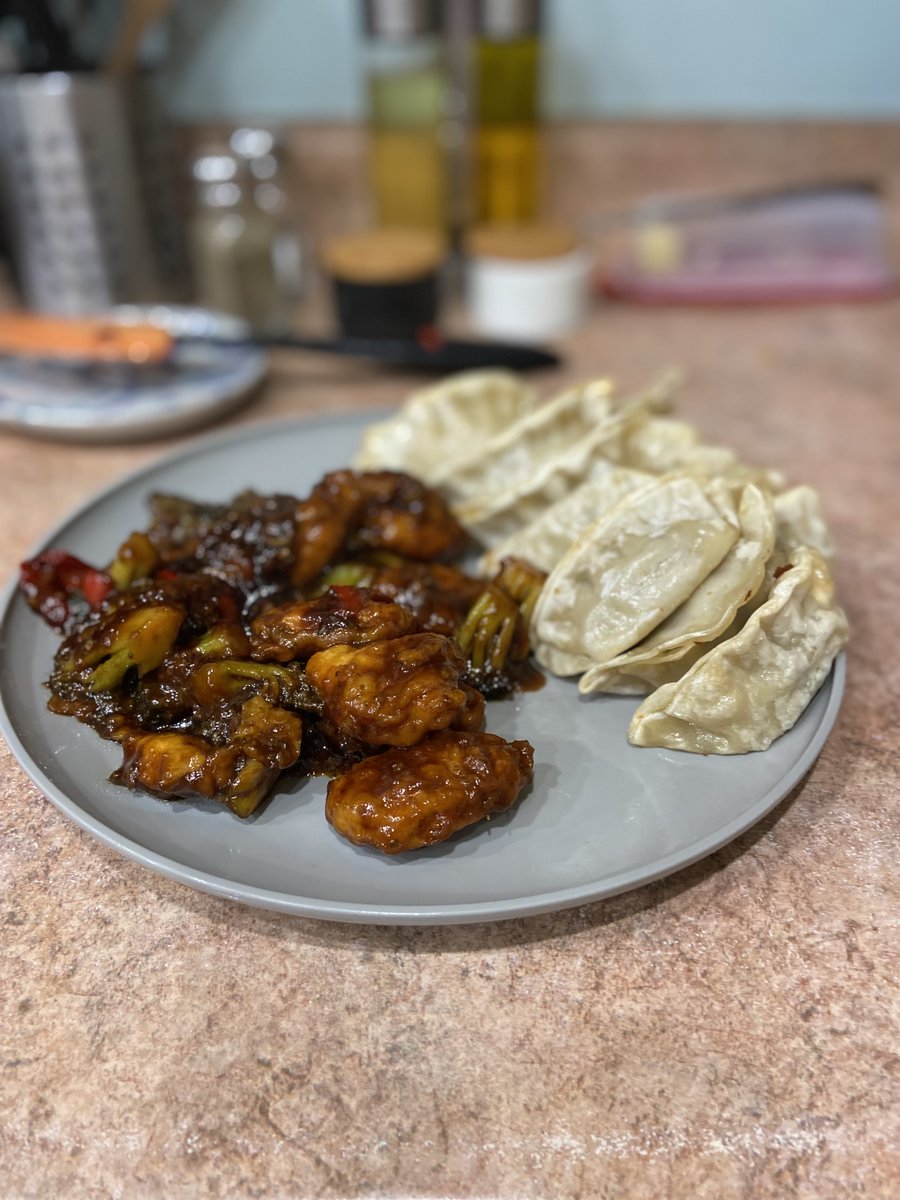 VitoTweeted's tweet photo. For tonight's #DynamiteDinner we have General Tso's chicken with broccoli and bok choy and some pork potstickers stuffed with cabbage and scallions! #AEWDynamite
@AEW @TBSNetwork @HBO https://t.co/pTEB1fBYr1