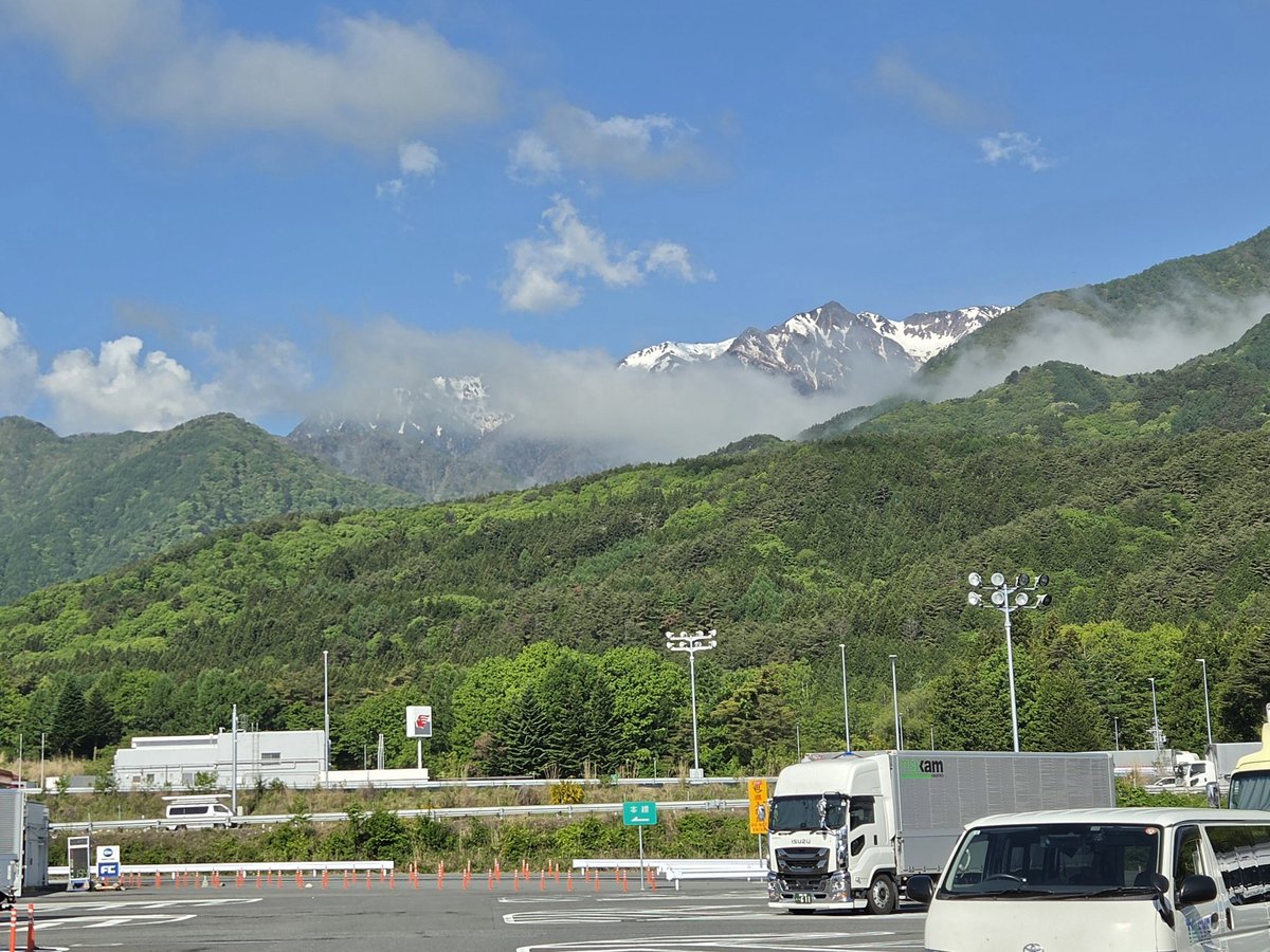 you1mtmt's tweet photo. 広島出張の途中
群馬を5:00に出て🚙🎶駒ケ岳PAで運転交代👍 https://t.co/9pj4r1F6p0