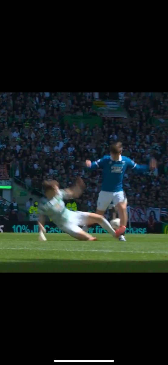 Lxqendd's tweet photo. @steviedell @bg724 @EwenDCameron One thing we can both surely agree on. Is there any difference in these 2 tackles? And how was that goal not ruled offside? https://t.co/7UjwC8JX0i