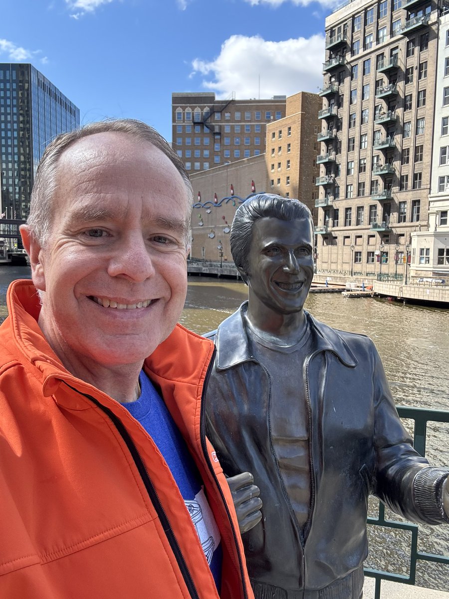 middlegeo's tweet photo. @hwinkler4real what do you do when you’re in Milwaukee for a day, get a pic with the Fonz! https://t.co/tazJukRVDv