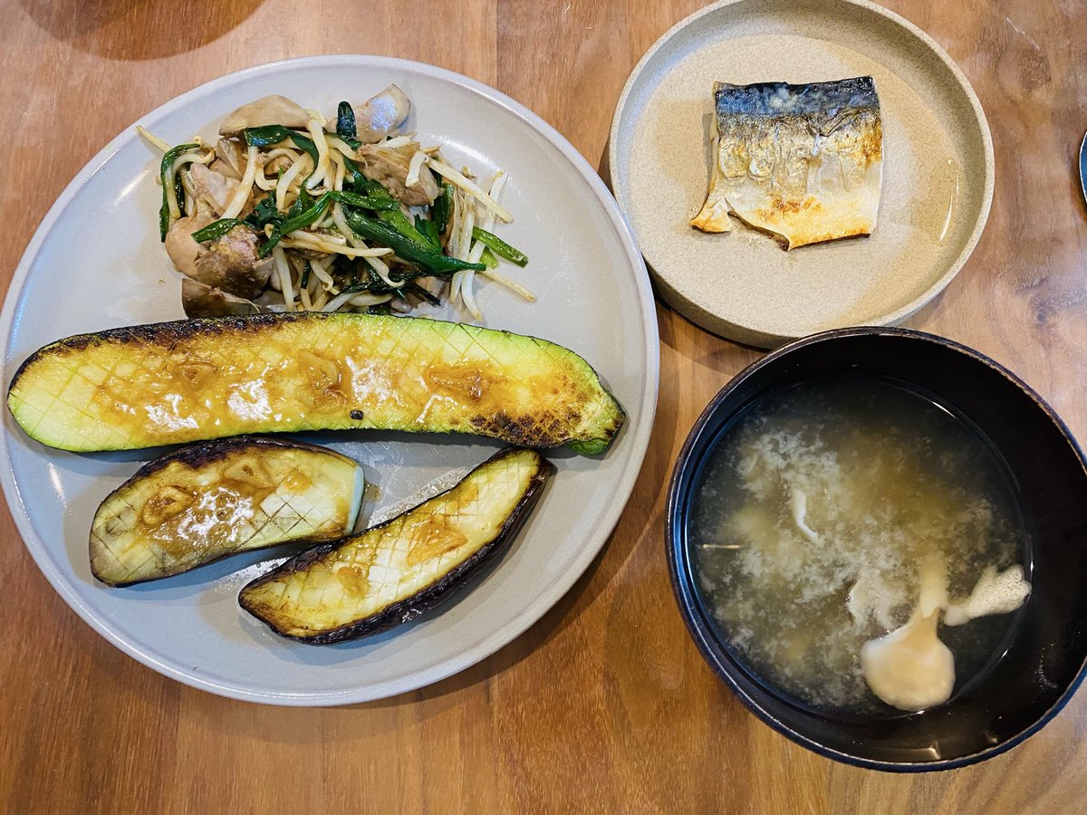 shimagaeri's tweet photo. 昨晩は
ズッキーニとナスのステーキ
使い切りたいレバーでニラレバ炒め
冷凍サバ塩焼き
舞茸とわかめの味噌汁
でした。
野菜は焼くと美味しいですね😋
#おうちごはん https://t.co/rZHGNxzhw9