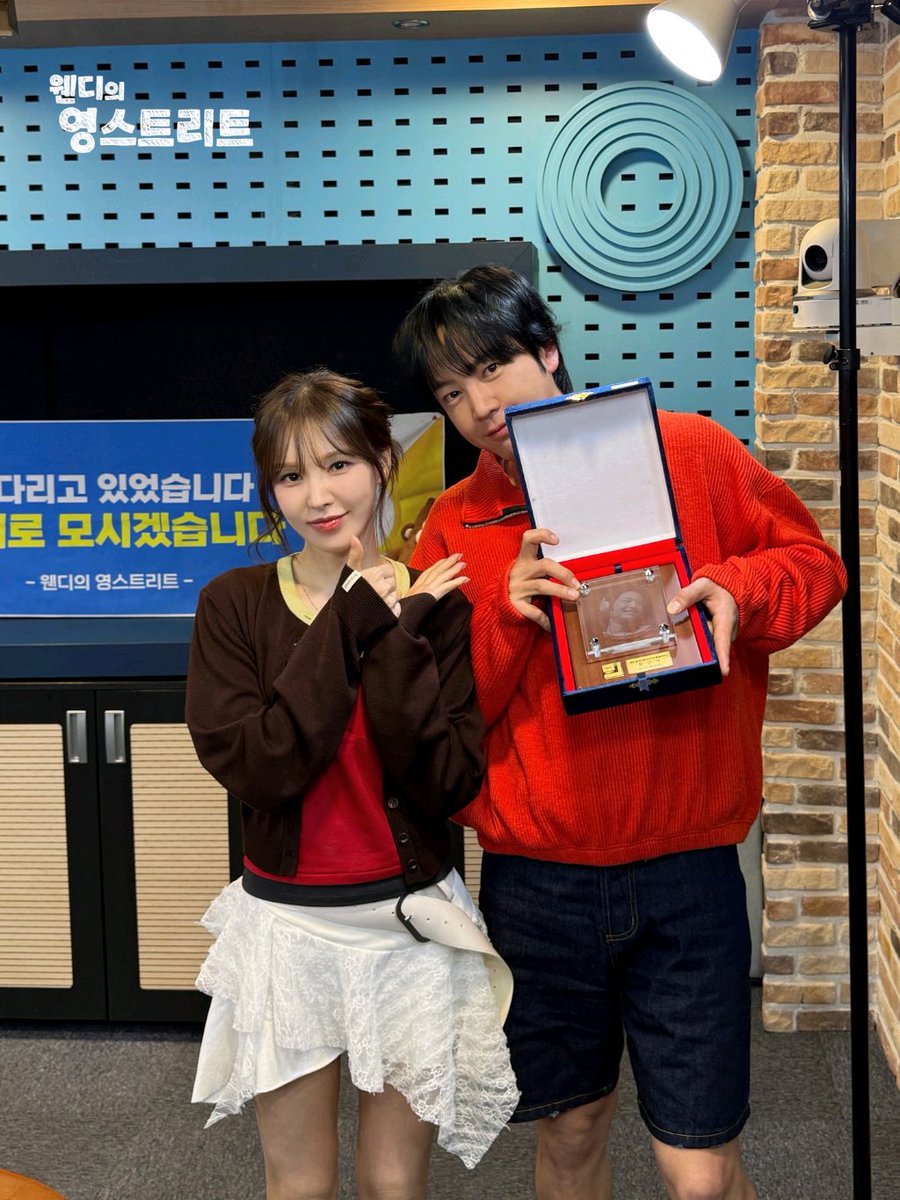 crij0804's tweet photo. [🏆 감사패]

한때 우리의 밤을 은은히 밝혀주던 목소리가, 오늘은 그 시간을 기리는 감사패로 다시 돌아왔습니다.✨️

시간이 흘러도 변함없이 레전드 DJ, 그리고 언제나 장어들의 가장 따뜻한 주파수.🤎

배우님,축하드립니다.🎉

좋아요❤️+댓글💬 부탁드려요.
🔗👇
https://t.co/5SjDCzH4Qu https://t.co/c3assTk3Qq