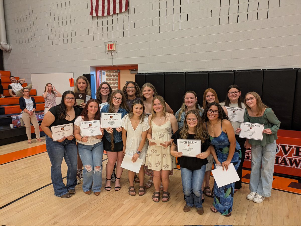 HanoverHS's tweet photo. Congratulations 👏🎉👏 to our softball athletes! #hpsdawesome @HanoverPublic https://t.co/txBY5ACKcJ