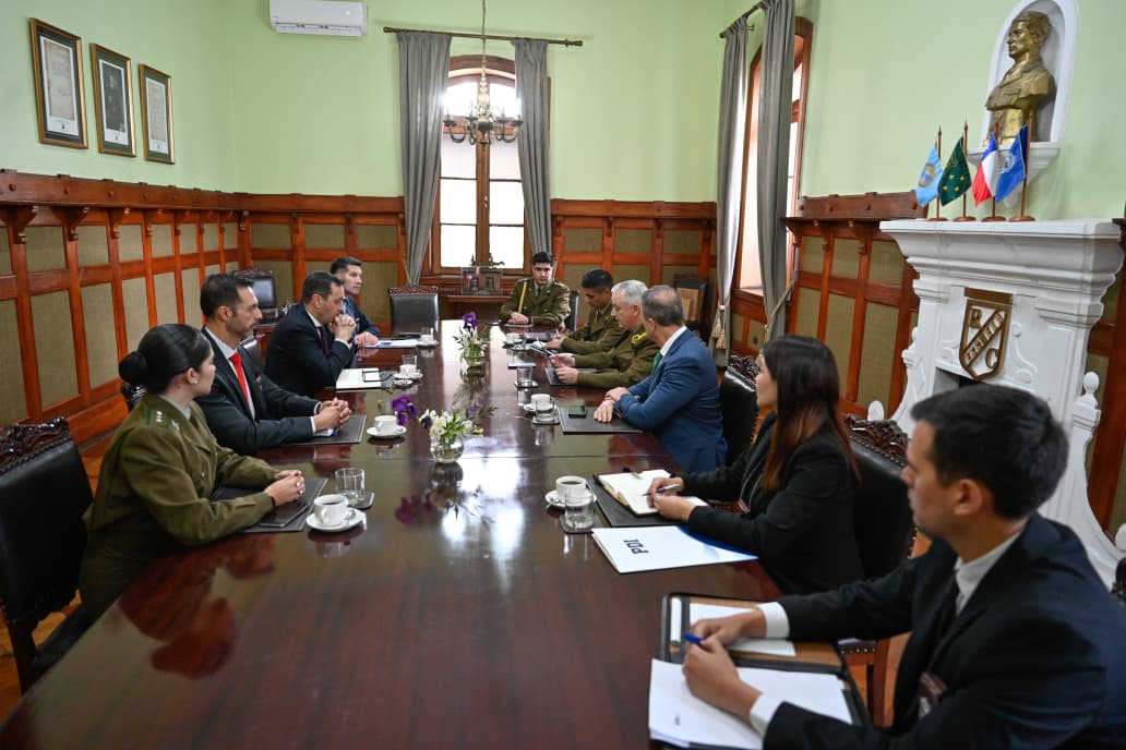 AmeripolOrg's tweet photo. Fortaleciendo la cooperación policial regional.

El coordinador AMERIPOL/Ventana Colombia de @ELPACCTO 2.0, Marcos Alvar Bestilleiro, sostuvo reuniones estratégicas con el General Director de Carabineros, Marcelo Araya, y el Director General de la Policía de Investigaciones de Chile, Eduardo Cerna, para potenciar el Centro Observatorio de Orden Público y avanzar en la consolidación de la Unidad Nacional AMERIPOL en Chile, integrada por @Carabdechile y @PDI_CHILE.

Durante los encuentros se destacó la importancia del intercambio de información estratégica y operativa para fortalecer la lucha contra el crimen organizado transnacional y las estructuras narcoterroristas en la región.

Este trabajo conjunto avanza de cara a la consolidación jurídica de AMERIPOL prevista para finales de año, reafirmando el respaldo de Europa al fortalecimiento jurídico, tecnológico y operativo de la Comunidad de Policías de América.

UNIDOS SOMOS MÁS FUERTES.

#AMERIPOL #ELPACCTO20