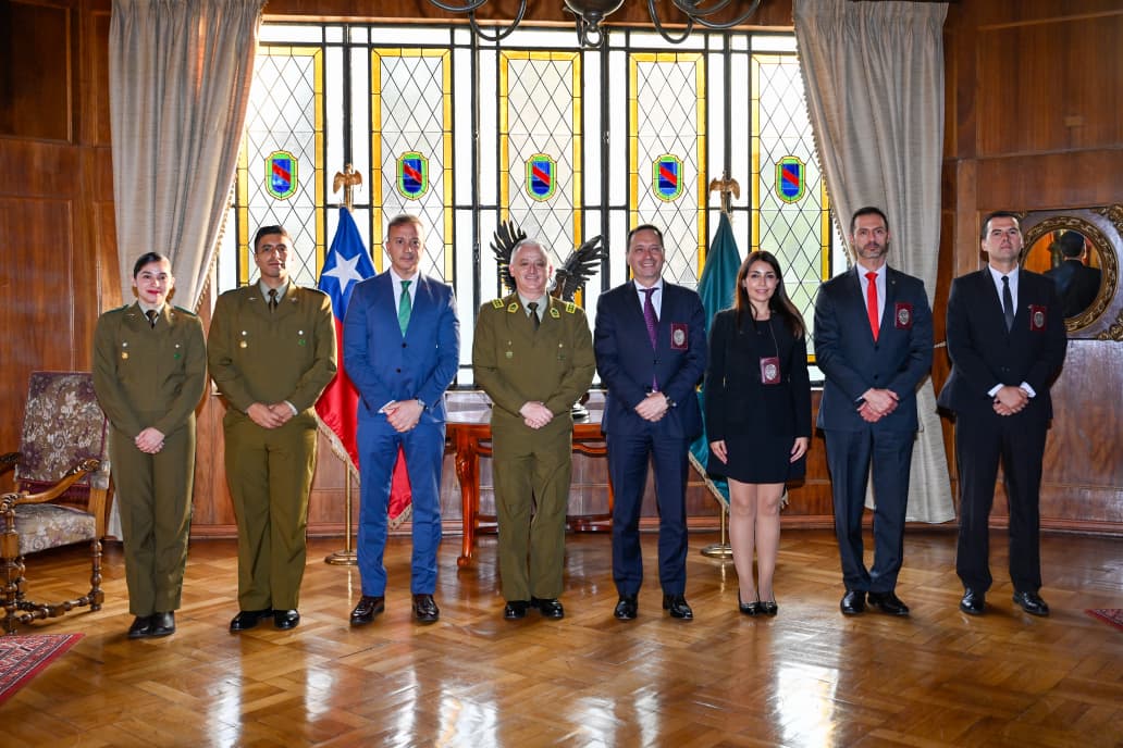 AmeripolOrg's tweet photo. Fortaleciendo la cooperación policial regional.

El coordinador AMERIPOL/Ventana Colombia de @ELPACCTO 2.0, Marcos Alvar Bestilleiro, sostuvo reuniones estratégicas con el General Director de Carabineros, Marcelo Araya, y el Director General de la Policía de Investigaciones de Chile, Eduardo Cerna, para potenciar el Centro Observatorio de Orden Público y avanzar en la consolidación de la Unidad Nacional AMERIPOL en Chile, integrada por @Carabdechile y @PDI_CHILE.

Durante los encuentros se destacó la importancia del intercambio de información estratégica y operativa para fortalecer la lucha contra el crimen organizado transnacional y las estructuras narcoterroristas en la región.

Este trabajo conjunto avanza de cara a la consolidación jurídica de AMERIPOL prevista para finales de año, reafirmando el respaldo de Europa al fortalecimiento jurídico, tecnológico y operativo de la Comunidad de Policías de América.

UNIDOS SOMOS MÁS FUERTES.

#AMERIPOL #ELPACCTO20