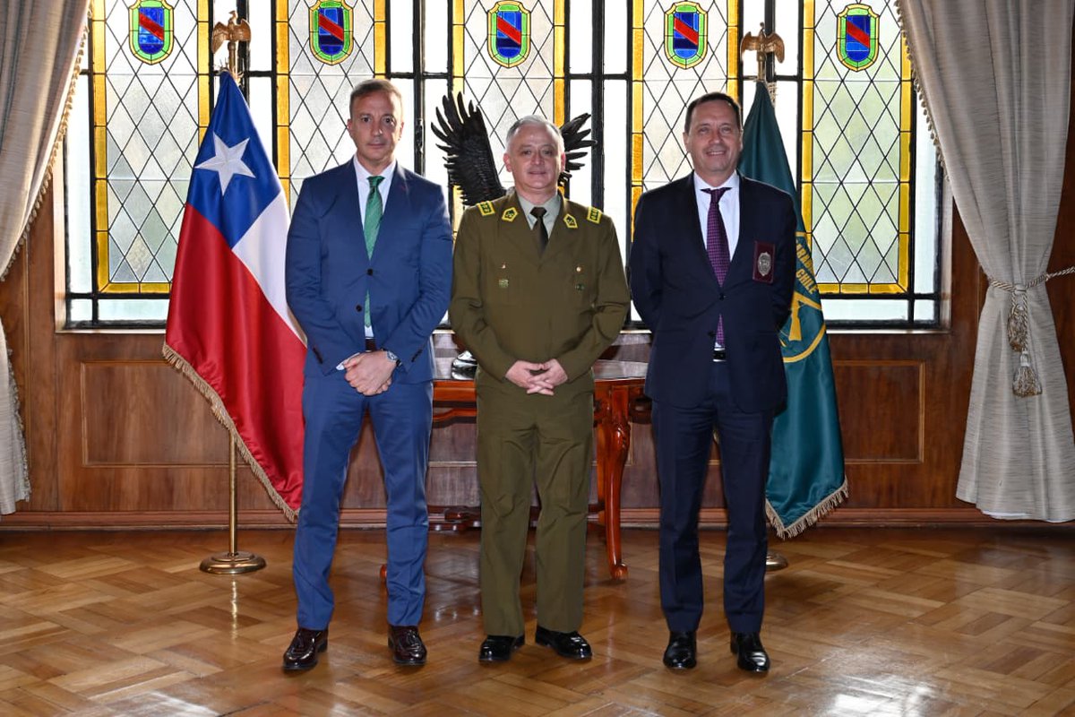 AmeripolOrg's tweet photo. Fortaleciendo la cooperación policial regional.

El coordinador AMERIPOL/Ventana Colombia de @ELPACCTO 2.0, Marcos Alvar Bestilleiro, sostuvo reuniones estratégicas con el General Director de Carabineros, Marcelo Araya, y el Director General de la Policía de Investigaciones de Chile, Eduardo Cerna, para potenciar el Centro Observatorio de Orden Público y avanzar en la consolidación de la Unidad Nacional AMERIPOL en Chile, integrada por @Carabdechile y @PDI_CHILE.

Durante los encuentros se destacó la importancia del intercambio de información estratégica y operativa para fortalecer la lucha contra el crimen organizado transnacional y las estructuras narcoterroristas en la región.

Este trabajo conjunto avanza de cara a la consolidación jurídica de AMERIPOL prevista para finales de año, reafirmando el respaldo de Europa al fortalecimiento jurídico, tecnológico y operativo de la Comunidad de Policías de América.

UNIDOS SOMOS MÁS FUERTES.

#AMERIPOL #ELPACCTO20