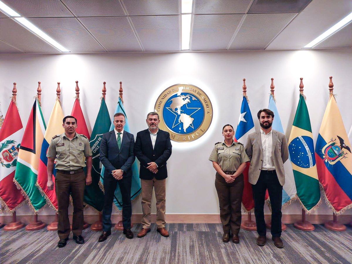 AmeripolOrg's tweet photo. Fortaleciendo la cooperación policial regional.

El coordinador AMERIPOL/Ventana Colombia de @ELPACCTO 2.0, Marcos Alvar Bestilleiro, sostuvo reuniones estratégicas con el General Director de Carabineros, Marcelo Araya, y el Director General de la Policía de Investigaciones de Chile, Eduardo Cerna, para potenciar el Centro Observatorio de Orden Público y avanzar en la consolidación de la Unidad Nacional AMERIPOL en Chile, integrada por @Carabdechile y @PDI_CHILE.

Durante los encuentros se destacó la importancia del intercambio de información estratégica y operativa para fortalecer la lucha contra el crimen organizado transnacional y las estructuras narcoterroristas en la región.

Este trabajo conjunto avanza de cara a la consolidación jurídica de AMERIPOL prevista para finales de año, reafirmando el respaldo de Europa al fortalecimiento jurídico, tecnológico y operativo de la Comunidad de Policías de América.

UNIDOS SOMOS MÁS FUERTES.

#AMERIPOL #ELPACCTO20