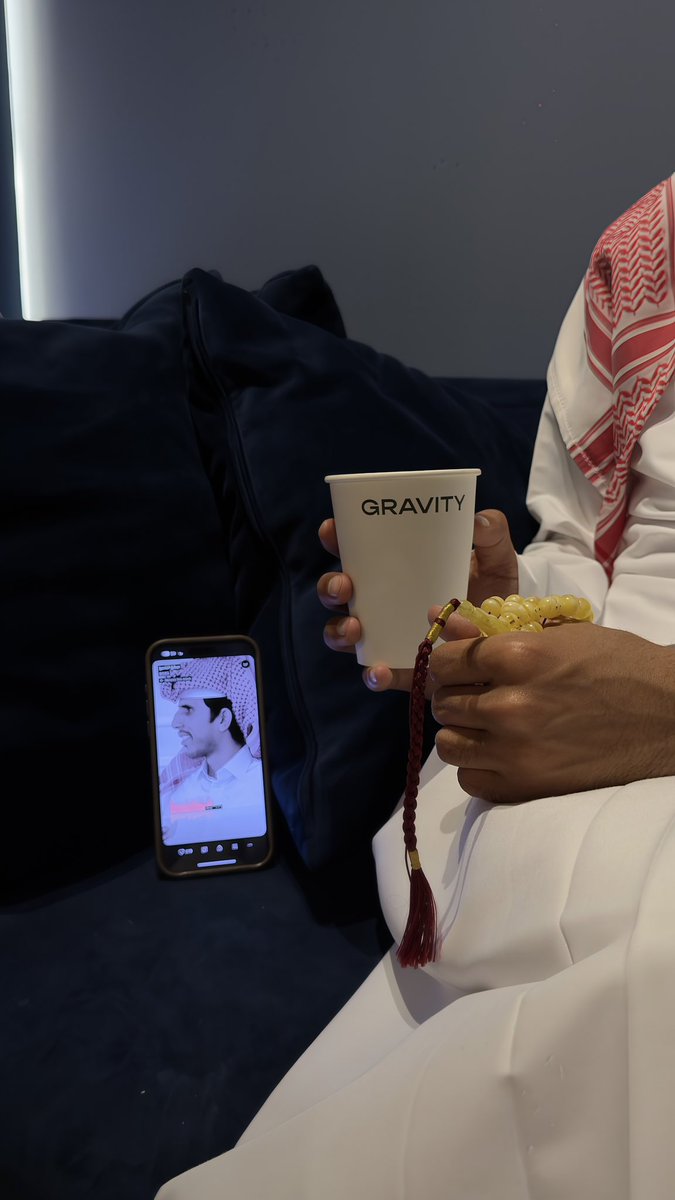 oc5m_'s tweet photo. راودتها مثل الشكوك  وجيتها مثل اليقين 
يوم ضحكت قلت الكبر  لله يا متكبرّه 

واقفيت وانا اكبر من التبرير والعذر السمين 
حتى لو اني خاطري ما كل  شي يصبّره 

صالح النشيرا https://t.co/kxLz57VLn2