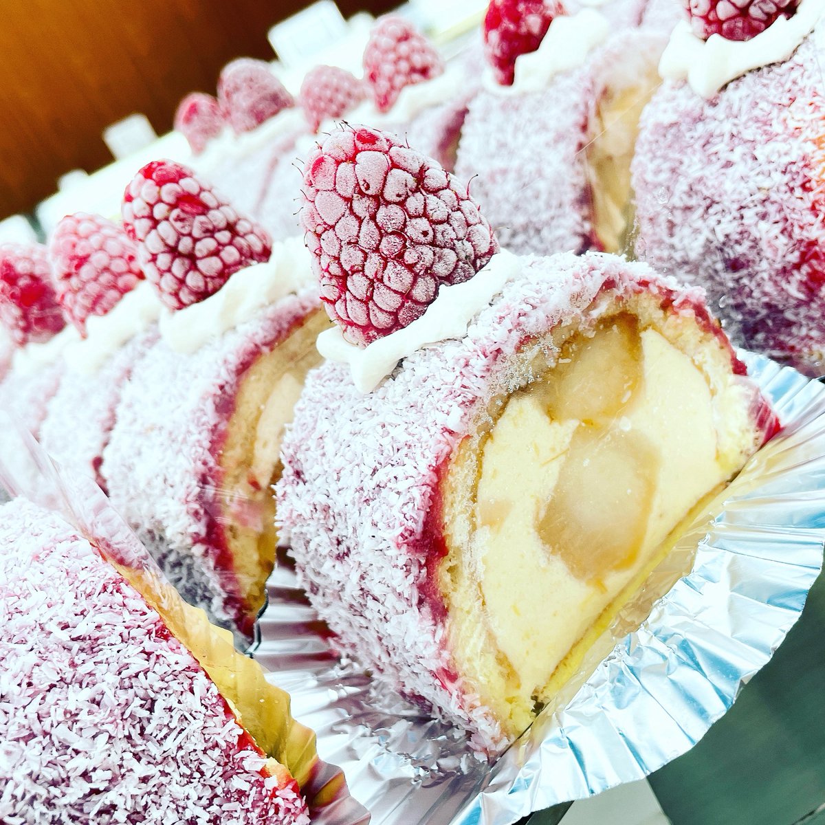 omiyayogashiten's tweet photo. 初夏を感じられる日が多くなり近江屋洋菓子店のショーケースも衣替え中です⚡️

まずご紹介するのは『ピーチメルバ』

桃とバニラとフランボワーズの伝統的な組み合わせを近江屋洋菓子店流に昇華させた一品です🍨

ぜひこの時期だけのお味お楽しみください👨‍🍳👩‍🍳 https://t.co/eE8ODV9zgt